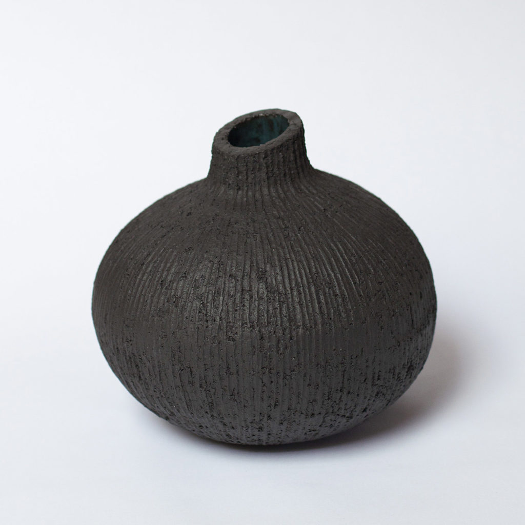 Black stoneware Bulbo