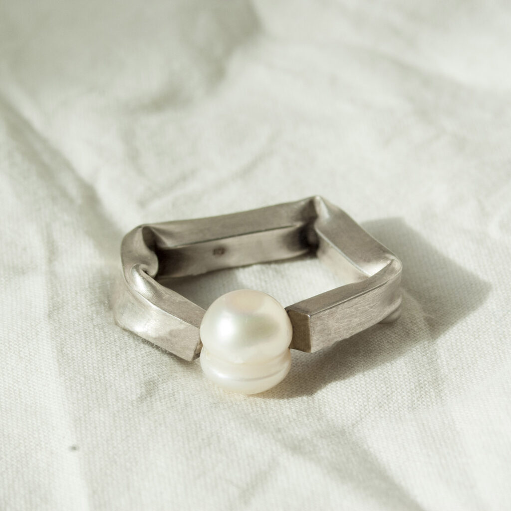 Squared ring Perla