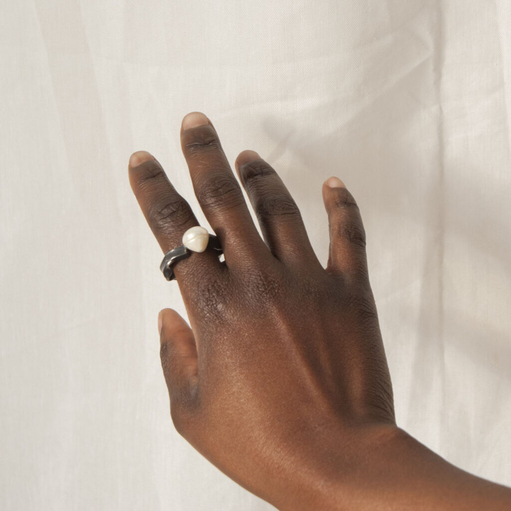 Squared ring Perla